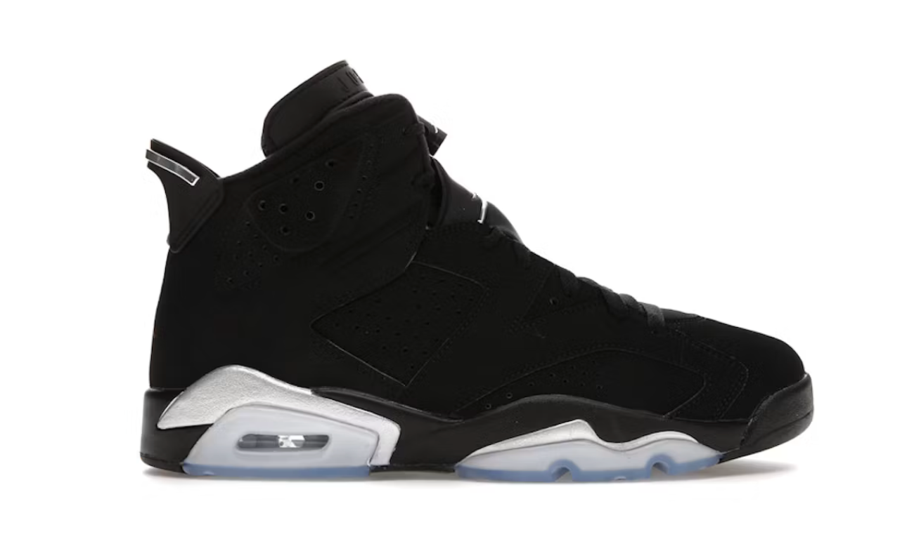 Air Jordan 6 Retro Chrome DX2836-001 en noir avec détails Metallic Silver, nubuck sombre, Jumpman argenté et unité Air visible au talon.