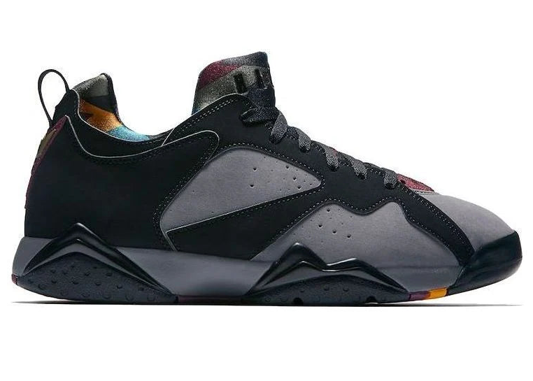 Air Jordan 7 Retro Low Bordeaux AR4422-034 en nubuck noir et gris avec accents Bordeaux, semelle multicolore et silhouette basse vue de profil. 