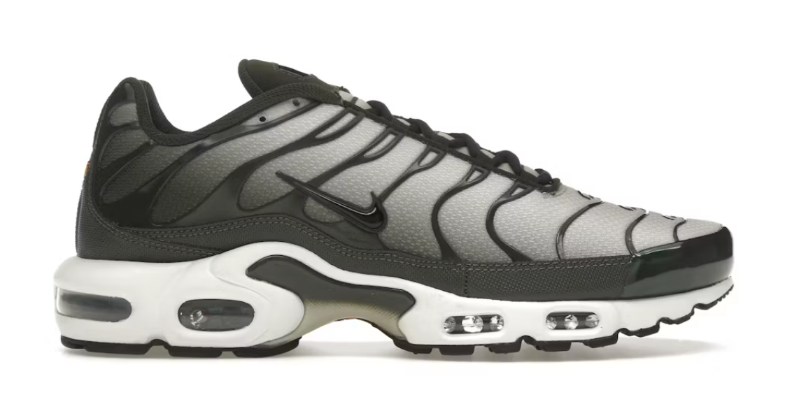 La Nike Air Max Plus Sequoia Cargo Khaki associe une tige vert Sequoia et des accents Cargo Khaki à la technologie Tuned Air, pour une sneaker sobre et raffinée vue de coté