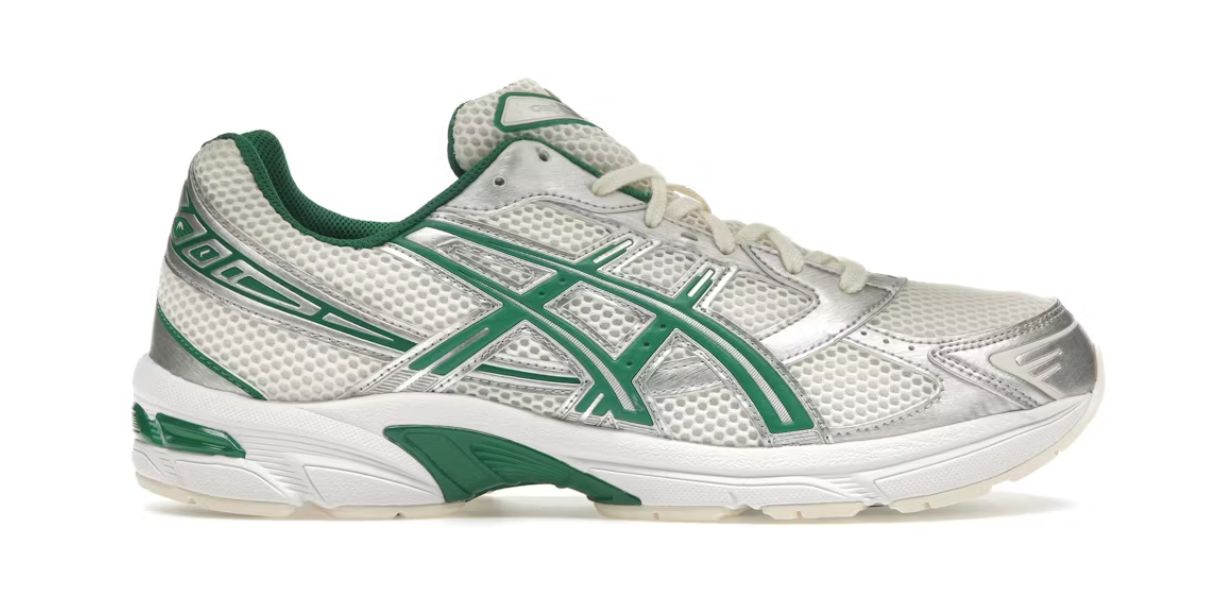 Baskets ASICS Gel-1130 Cream Kale Green – silhouette culte running revisitée en tons naturels, vert et blanc avec matière doré, vue de face