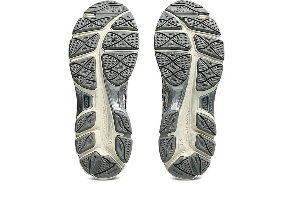 Sneaker ASICS Gel-Cumulus 16 Cream Clay Grey en mesh crème avec détails gris argile, amorti GEL et silhouette rétro-running premium.