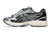 Image de la ASICS Gel-Kayano 14 Unlimited Pack Carrier Grey, sneaker argent et gris en mesh avec renforts synthétiques et amorti GEL™ visible.