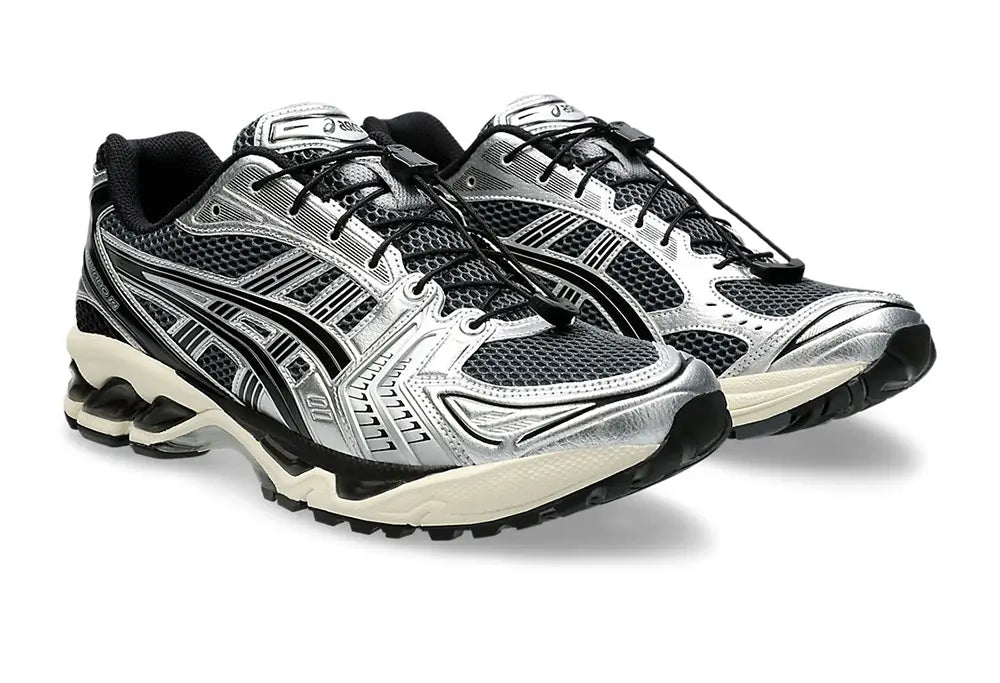 Image de la ASICS Gel-Kayano 14 Unlimited Pack Carrier Grey, sneaker argent et gris en mesh avec renforts synthétiques et amorti GEL™ visible.
