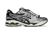 Image de la ASICS Gel-Kayano 14 Unlimited Pack Carrier Grey, sneaker argent et gris en mesh avec renforts synthétiques et amorti GEL™ visible.