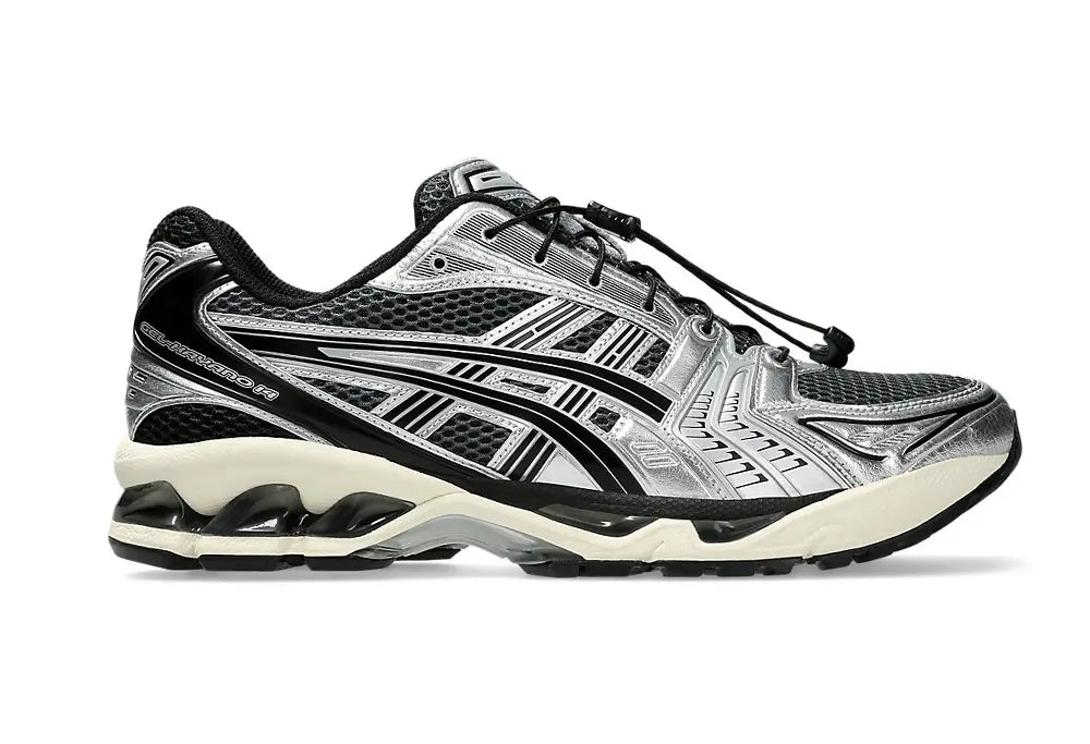 Image de la ASICS Gel-Kayano 14 Unlimited Pack Carrier Grey, sneaker argent et gris en mesh avec renforts synthétiques et amorti GEL™ visible.