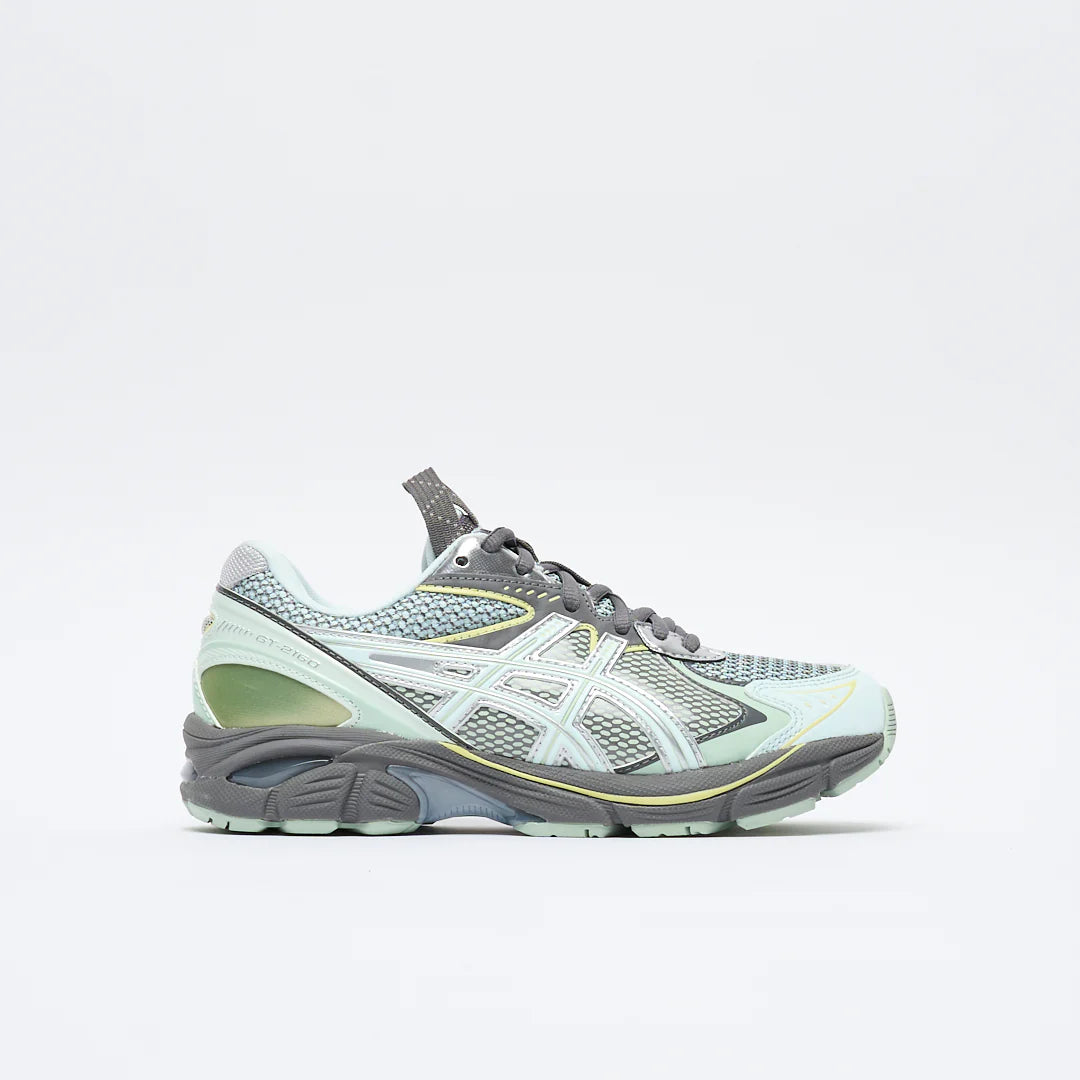 Sneaker ASICS UB6-S GT-2160 Kiko Kostadinov Arctic Blue Carbon en mesh bleu et gris avec amorti GEL et design rétro-running avant-gardiste.