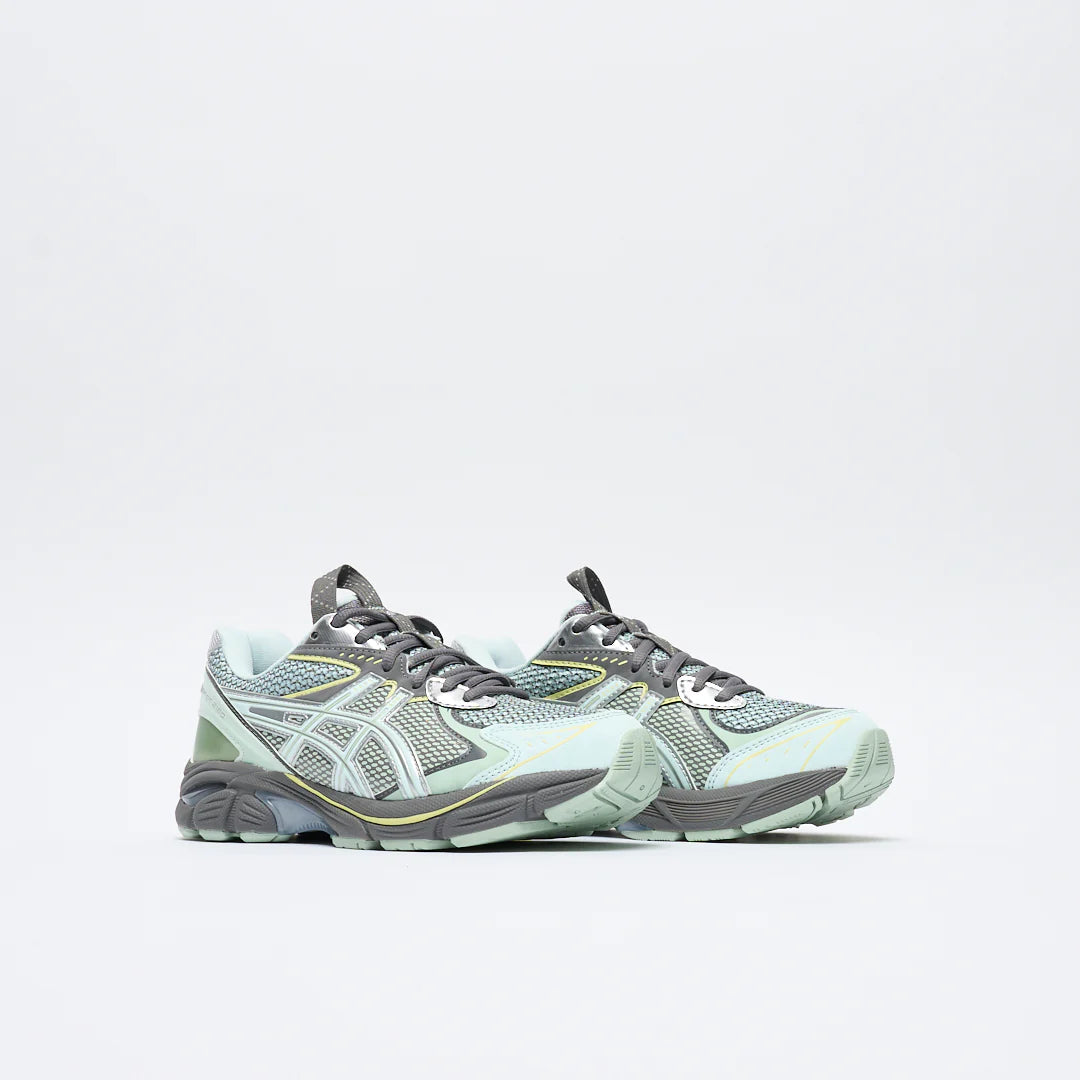 Sneaker ASICS UB6-S GT-2160 Kiko Kostadinov Arctic Blue Carbon en mesh bleu et gris avec amorti GEL et design rétro-running avant-gardiste.