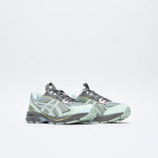 Sneaker ASICS UB6-S GT-2160 Kiko Kostadinov Arctic Blue Carbon en mesh bleu et gris avec amorti GEL et design rétro-running avant-gardiste.
