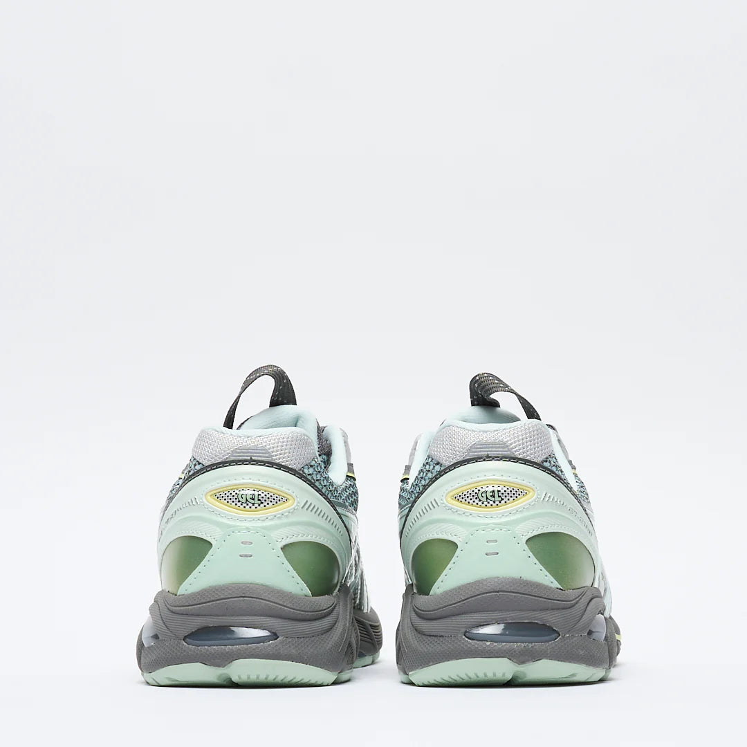 Sneaker ASICS UB6-S GT-2160 Kiko Kostadinov Arctic Blue Carbon en mesh bleu et gris avec amorti GEL et design rétro-running avant-gardiste.