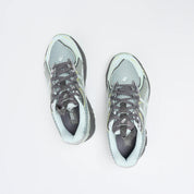 Sneaker ASICS UB6-S GT-2160 Kiko Kostadinov Arctic Blue Carbon en mesh bleu et gris avec amorti GEL et design rétro-running avant-gardiste.