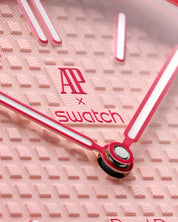 Swatch x Audemars Piguet Royal Pop Otto Rosso SSX03R100N, montre de poche mécanique rouge et rose en Bioceramic avec lunette octogonale.