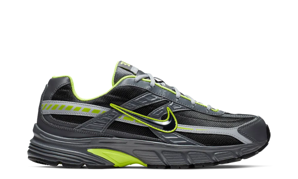 Nike Initiator Black Grey Volt noire et grise en mesh respirant avec renforts synthétiques, accents Volt et semelle amortissante en mousse vue de profil. 