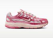 Nike P-6000 White Silt Red Peony blanche avec empiècements roses Silt Red et Peony, détails Team Crimson et construction rétro-running en mesh vue de profil. 