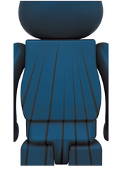 Image vue de dos du set Bearbrick Batman Hush Ver. comprenant les figurines 100% et 400%, avec costume gris et bleu, emblème noir et ceinture jaune inspirés du comics Batman: Hush.