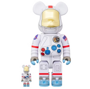 Image du set Bearbrick Apollo 17 Astronaut comprenant les figurines 100% et 400% en combinaison spatiale blanche avec détails NASA et visière dorée. Vu de face