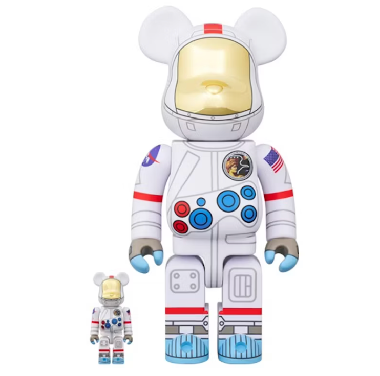 Image du set Bearbrick Apollo 17 Astronaut comprenant les figurines 100% et 400% en combinaison spatiale blanche avec détails NASA et visière dorée. Vu de face