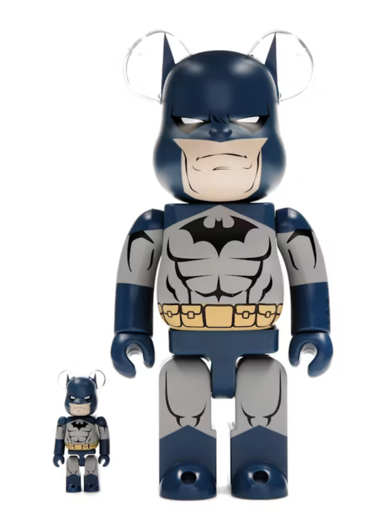 Image du set Bearbrick Batman Hush Ver. comprenant les figurines 100% et 400%, avec costume gris et bleu, emblème noir et ceinture jaune inspirés du comics Batman: Hush.
