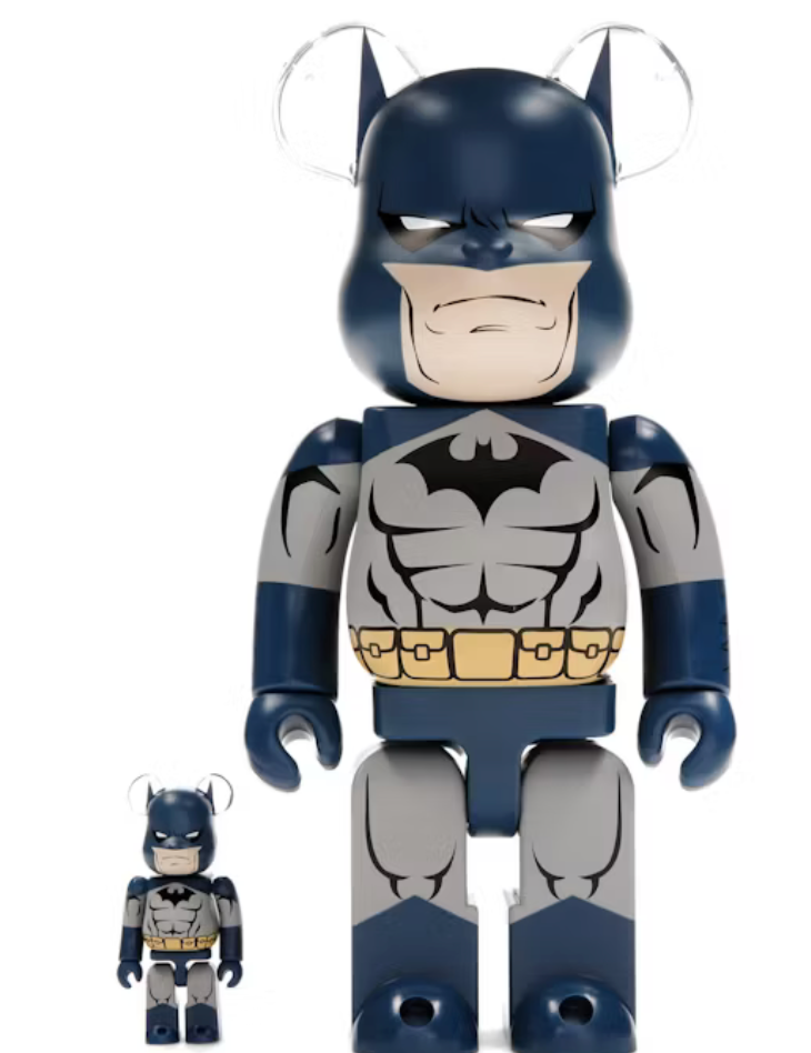 Image du set Bearbrick Batman Hush Ver. comprenant les figurines 100% et 400%, avec costume gris et bleu, emblème noir et ceinture jaune inspirés du comics Batman: Hush.