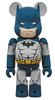 Image du set Bearbrick Batman Hush Ver. comprenant les figurines 100% et 400%, avec costume gris et bleu, emblème noir et ceinture jaune inspirés du comics Batman: Hush.