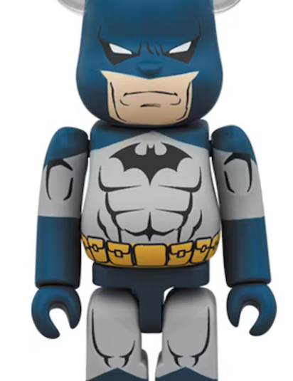 Image du set Bearbrick Batman Hush Ver. comprenant les figurines 100% et 400%, avec costume gris et bleu, emblème noir et ceinture jaune inspirés du comics Batman: Hush.