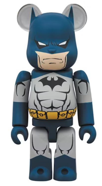 Image du set Bearbrick Batman Hush Ver. comprenant les figurines 100% et 400%, avec costume gris et bleu, emblème noir et ceinture jaune inspirés du comics Batman: Hush.