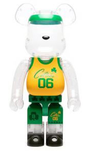 Image du Bearbrick x Bodega x NBA Worldwide Respect Boston Celtics 1000%, figurine géante transparente avec motifs verts et jaunes inspirés de la franchise NBA et éléments graphiques Bodega. Vu de face. 