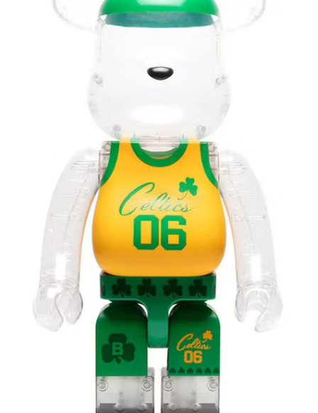 Image du Bearbrick x Bodega x NBA Worldwide Respect Boston Celtics 1000%, figurine géante transparente avec motifs verts et jaunes inspirés de la franchise NBA et éléments graphiques Bodega. Vu de face. 