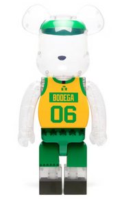Image du Bearbrick x Bodega x NBA Worldwide Respect Boston Celtics 1000%, figurine géante transparente avec motifs verts et jaunes inspirés de la franchise NBA et éléments graphiques Bodega. Vu de dos. 