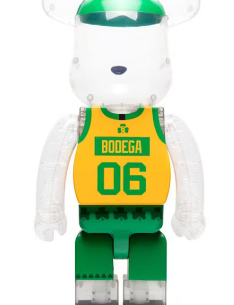 Image du Bearbrick x Bodega x NBA Worldwide Respect Boston Celtics 1000%, figurine géante transparente avec motifs verts et jaunes inspirés de la franchise NBA et éléments graphiques Bodega. Vu de dos. 