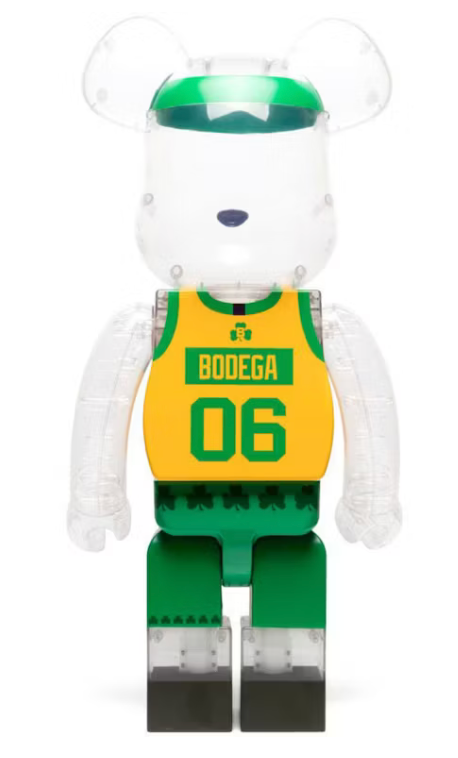 Image du Bearbrick x Bodega x NBA Worldwide Respect Boston Celtics 1000%, figurine géante transparente avec motifs verts et jaunes inspirés de la franchise NBA et éléments graphiques Bodega. Vu de dos. 
