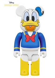 Image du Bearbrick Disney Donald Duck 400%, figurine 28 cm aux couleurs bleu, blanc et rouge, reprenant l’uniforme et le visage caractéristiques de Donald Duck. Vu de face