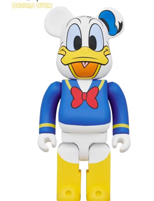Image du Bearbrick Disney Donald Duck 400%, figurine 28 cm aux couleurs bleu, blanc et rouge, reprenant l’uniforme et le visage caractéristiques de Donald Duck. Vu de face