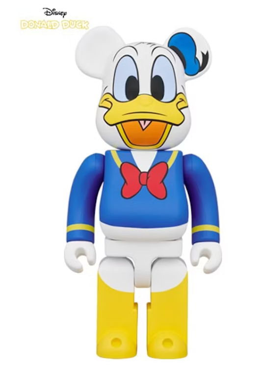 Image du Bearbrick Disney Donald Duck 400%, figurine 28 cm aux couleurs bleu, blanc et rouge, reprenant l’uniforme et le visage caractéristiques de Donald Duck. Vu de face