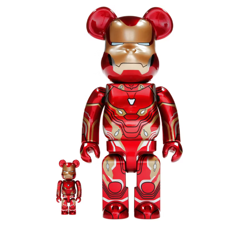 Image du set Bearbrick x Marvel Iron Man Mark 50 comprenant une figurine 100% et une figurine 400% aux couleurs rouge et or, inspirées de l’armure Iron Man Mark 50.