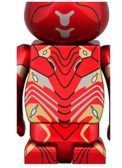 Image de dos du set Bearbrick x Marvel Iron Man Mark 50 comprenant une figurine 100% et une figurine 400% aux couleurs rouge et or, inspirées de l’armure Iron Man Mark 50.