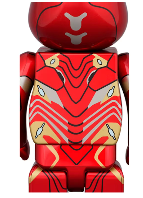 Image de dos du set Bearbrick x Marvel Iron Man Mark 50 comprenant une figurine 100% et une figurine 400% aux couleurs rouge et or, inspirées de l’armure Iron Man Mark 50.