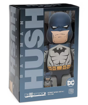 Image de la boite du set Bearbrick Batman Hush Ver. comprenant les figurines 100% et 400%, avec costume gris et bleu, emblème noir et ceinture jaune inspirés du comics Batman: Hush.