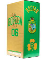 Image de la boite du Bearbrick x Bodega x NBA Worldwide Respect Boston Celtics 1000%, figurine géante transparente avec motifs verts et jaunes inspirés de la franchise NBA et éléments graphiques Bodega.