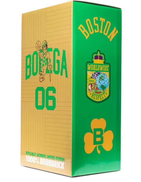 Image de la boite du Bearbrick x Bodega x NBA Worldwide Respect Boston Celtics 1000%, figurine géante transparente avec motifs verts et jaunes inspirés de la franchise NBA et éléments graphiques Bodega.