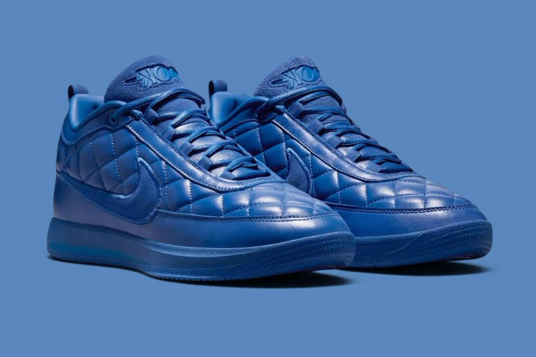 
Nike Book 2 Just Book avec tige en mesh technique respirant, renforts synthétiques, silhouette basse de basketball et semelle extérieure à traction multidirectionnelle.