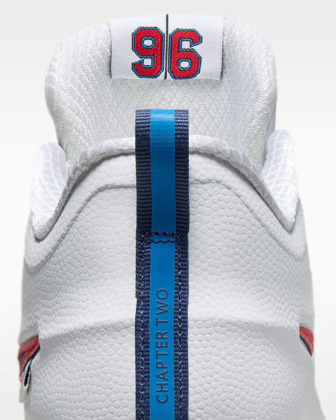 Nike Book 2 WNBA 30th Anniversary avec tige en textile technique respirant, renforts synthétiques, détails commémoratifs WNBA et semelle extérieure à traction multidirectionnelle.