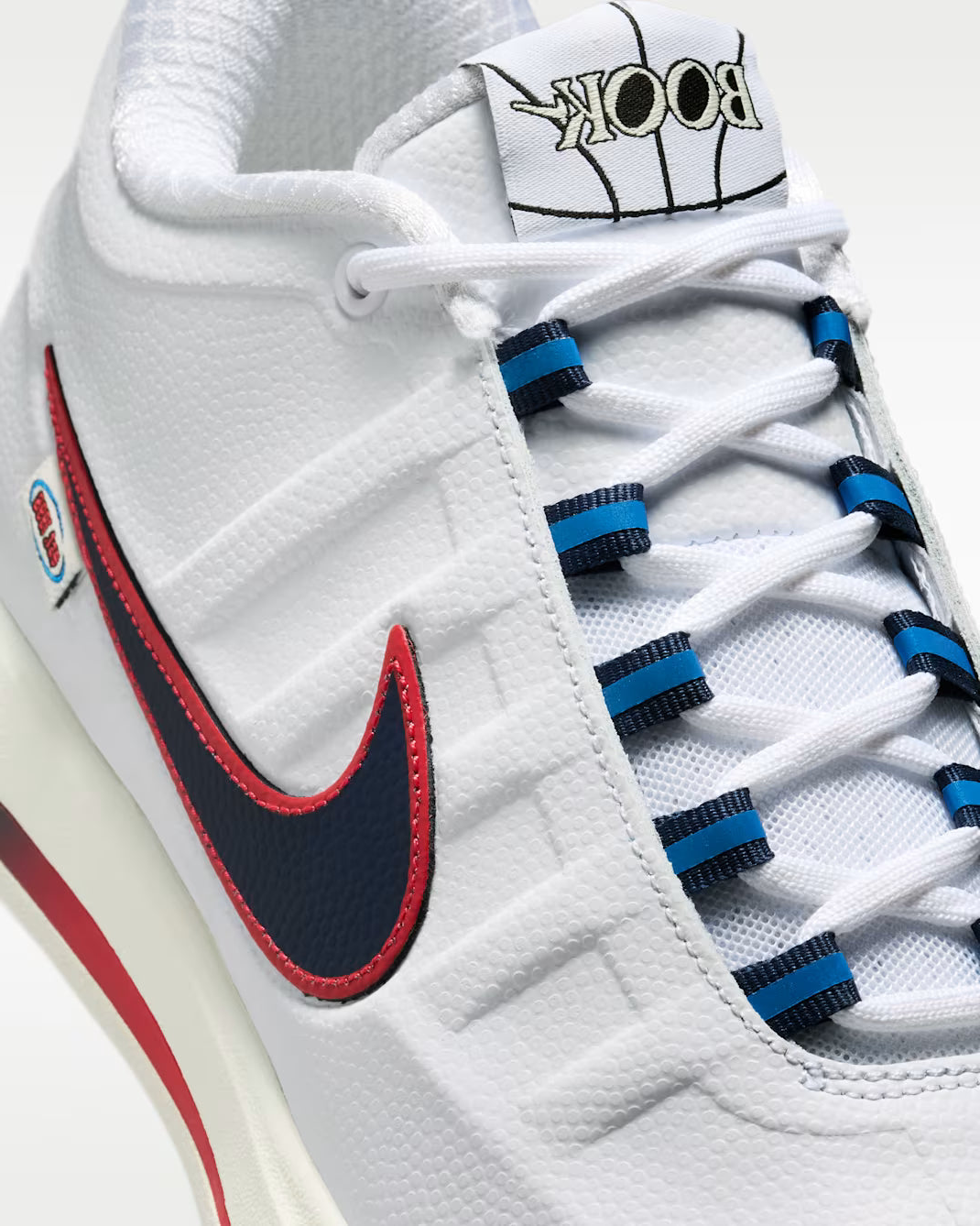 Nike Book 2 WNBA 30th Anniversary avec tige en textile technique respirant, renforts synthétiques, détails commémoratifs WNBA et semelle extérieure à traction multidirectionnelle.