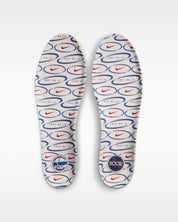 Nike Book 2 WNBA 30th Anniversary avec tige en textile technique respirant, renforts synthétiques, détails commémoratifs WNBA et semelle extérieure à traction multidirectionnelle.