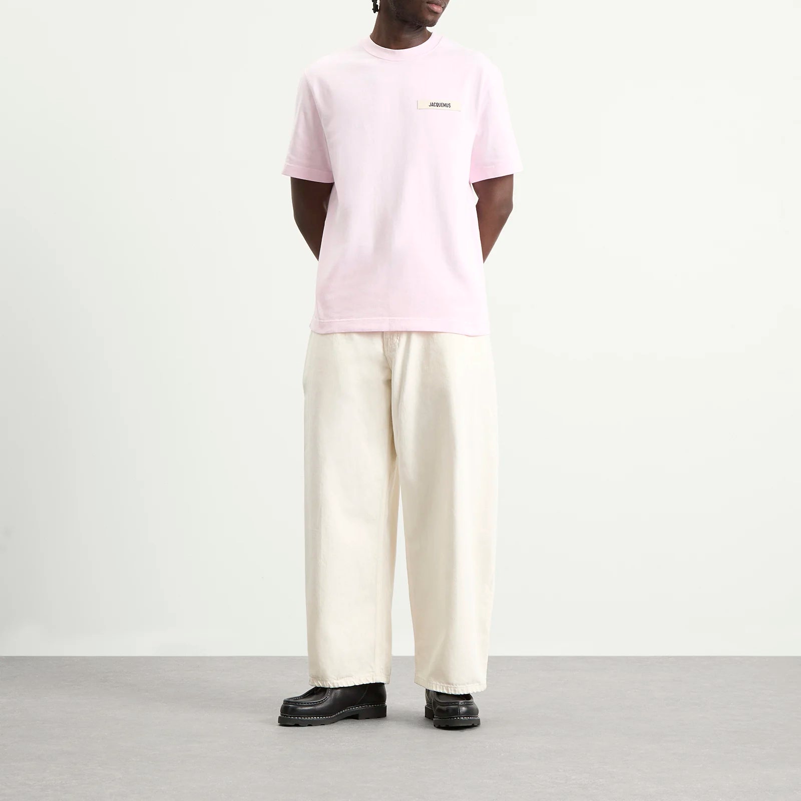 Tee-shirt JACQUEMUS Gros Grain rose clair en coton premium, avec col rond côtelé, détail Gros Grain signature et coupe régulière au style minimaliste.