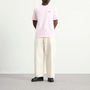 Tee-shirt JACQUEMUS Gros Grain rose clair en coton premium, avec col rond côtelé, détail Gros Grain signature et coupe régulière au style minimaliste.
