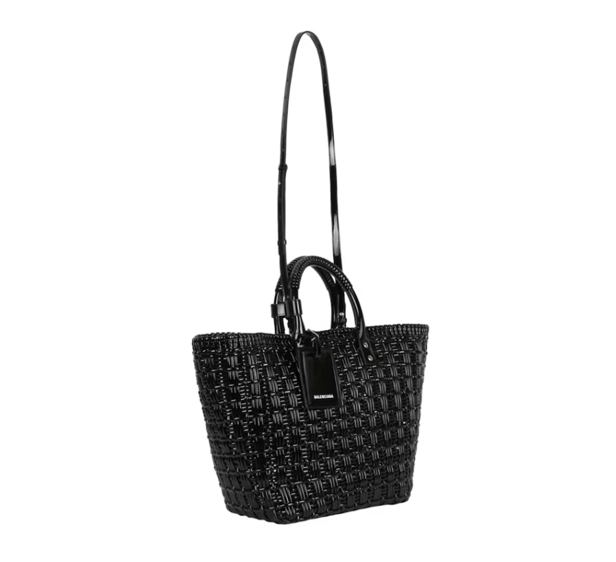 Balenciaga Bistro S Basket Top Handle Bag Black en matière tressée noire avec deux anses roulées, étiquette siglée et bandoulière amovible.