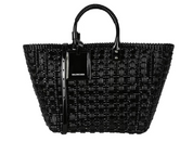 Balenciaga Bistro S Basket Top Handle Bag Black en matière tressée noire avec deux anses roulées, étiquette siglée et bandoulière amovible.