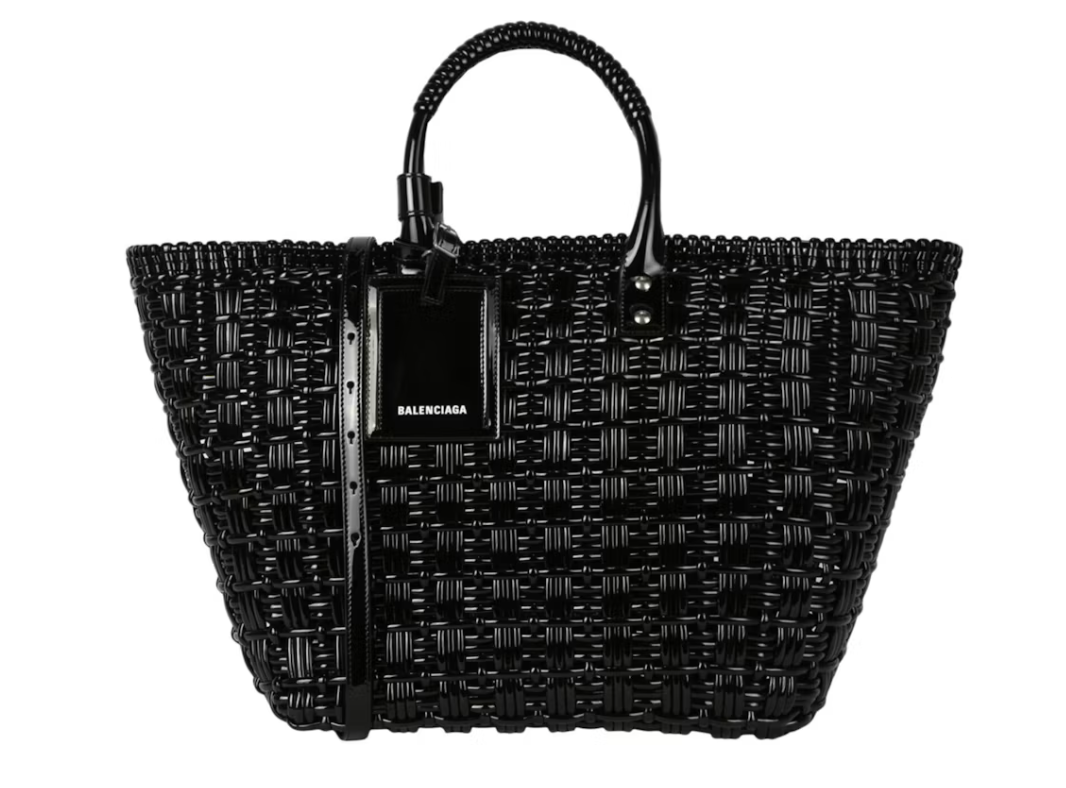 Balenciaga Bistro S Basket Top Handle Bag Black en matière tressée noire avec deux anses roulées, étiquette siglée et bandoulière amovible.