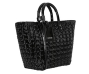 Balenciaga Bistro S Basket Top Handle Bag Black en matière tressée noire avec deux anses roulées, étiquette siglée et bandoulière amovible.