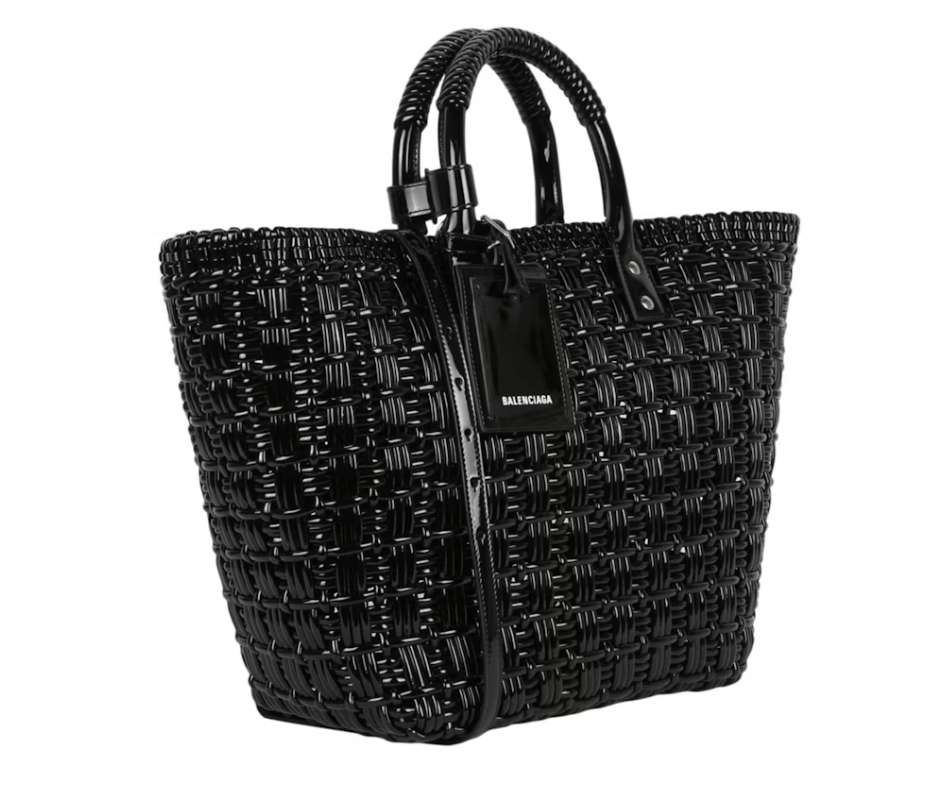Balenciaga Bistro S Basket Top Handle Bag Black en matière tressée noire avec deux anses roulées, étiquette siglée et bandoulière amovible.
